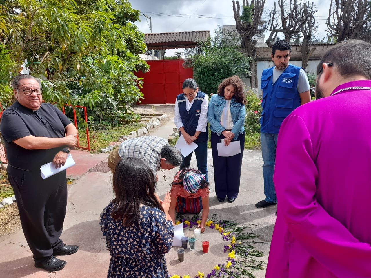   Integrantes de la comisión de integral conformada por voluntarios y especialistas participan de una ceremonia maya con la que se da apertura al Centro del Amigo de Cristosal y la Iglesia Episcopal. Foto: Mirna Alvarado 